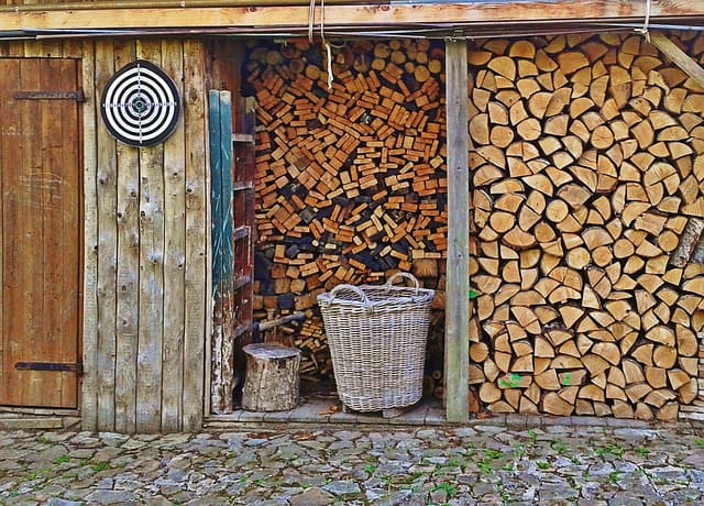 drewno do palenia w zimie